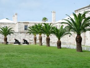 가벼운 이야기지만 생각은 깊게 버뮤다팬츠 지금 만나보세요